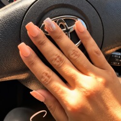 Sunny BIAB nagels op natuurlijke nagels, sterk, glanzend en duurzaam.