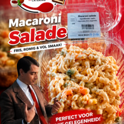 Verse romige macaroni salade met kip, groenten en maïs in verpakking, ideaal voor lunch, BBQ of als bijgerecht.